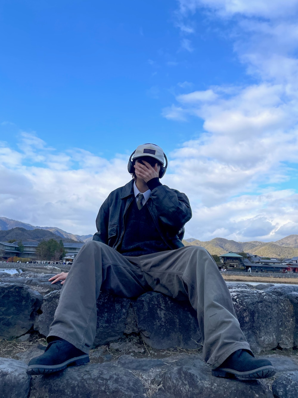 グレー系のパンツ、ブラック系のブーツを着用したメンズの冬コーディネートの3枚目の写真