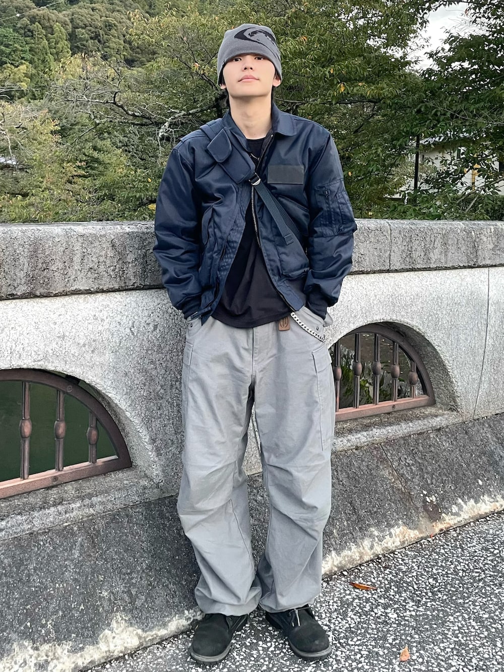 ブルー系のブルゾン、ブラック系のブーツ、ブラック系のTシャツ/カットソーを着用したメンズの秋コーディネートの3枚目の写真