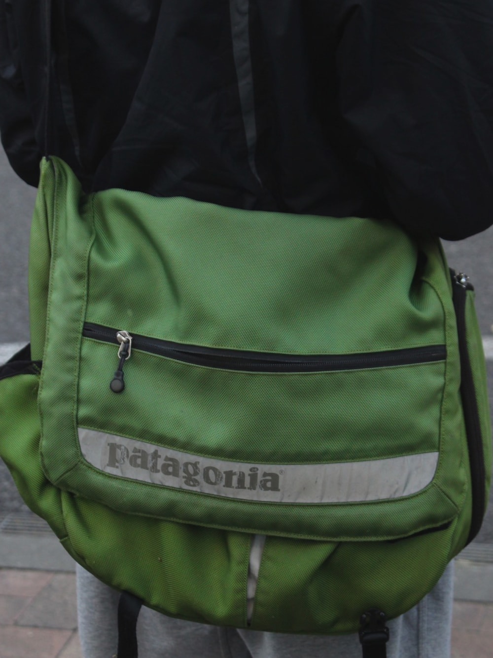 ブラック系のナイロンジャケット、グリーン系のメッセンジャーバッグ、グレー系のスウェットパンツを着用したメンズの冬コーディネートの4枚目の写真