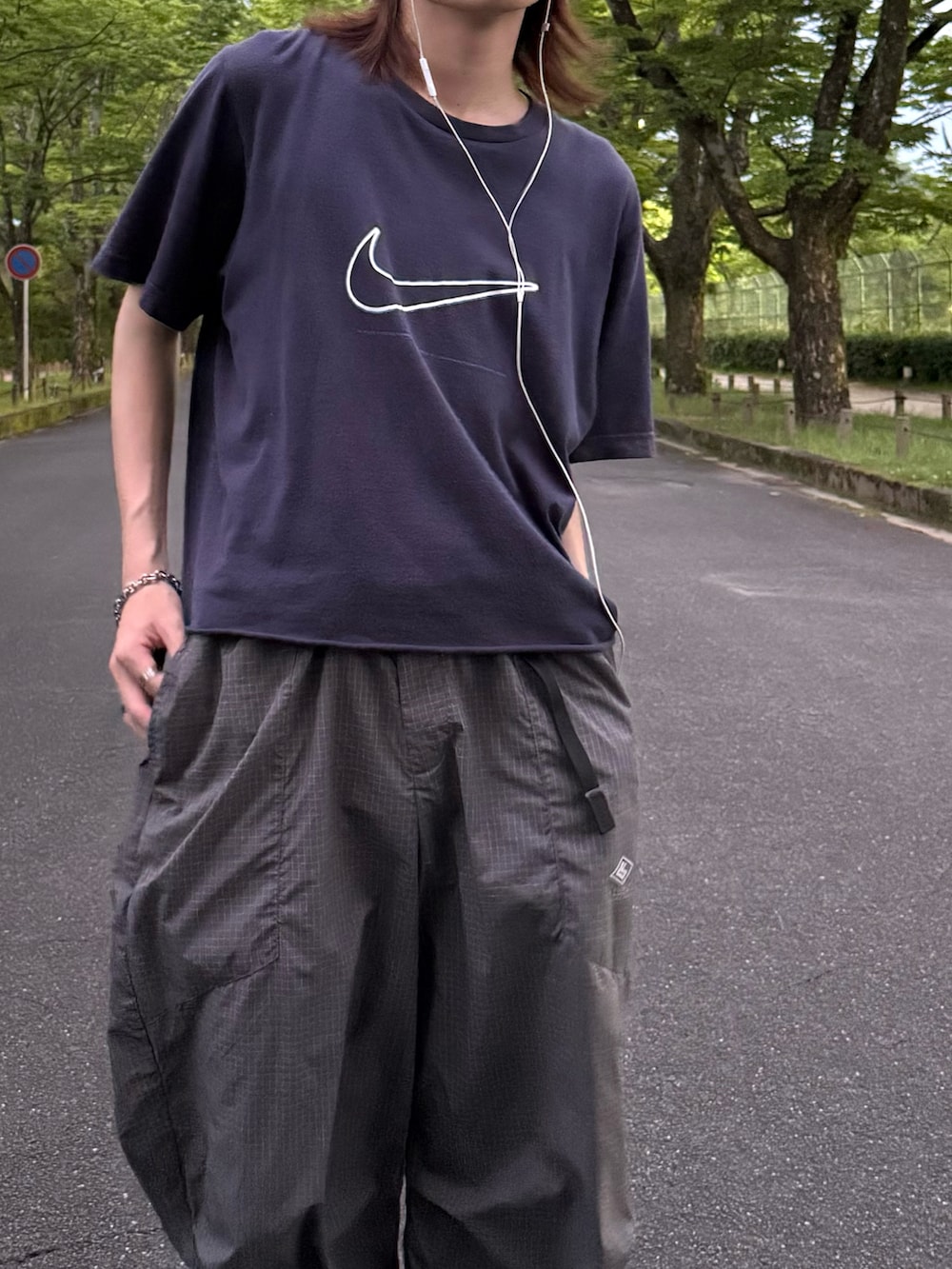 グレー系のカーゴパンツ、ブラック系のスニーカー、ブルー系のTシャツ/カットソーを着用したメンズの夏コーディネートの4枚目の写真