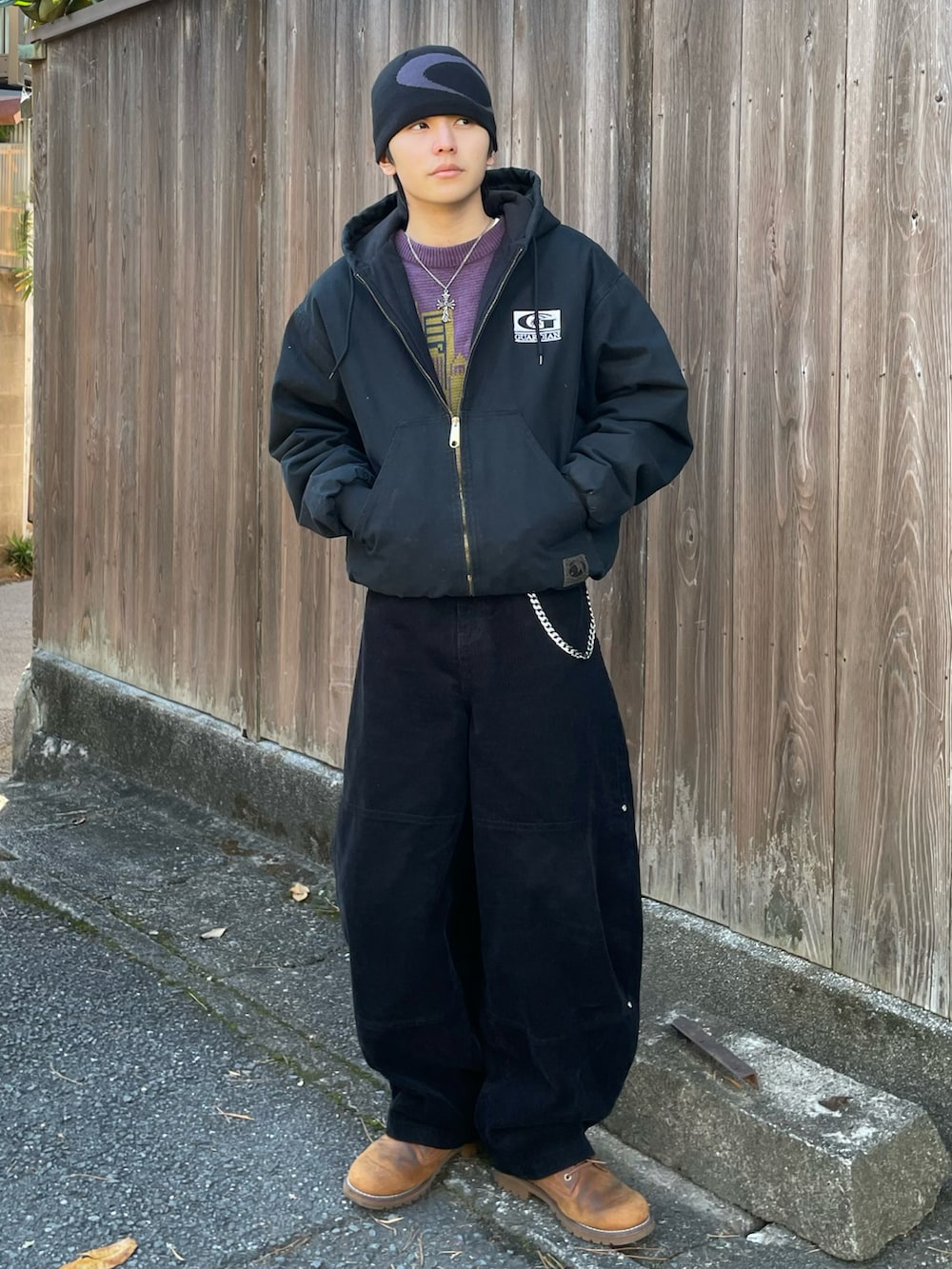 その他のその他パンツ、ブラウン系のブーツ、パープル系のニット/セーターを着用したメンズの冬コーディネートの2枚目の写真