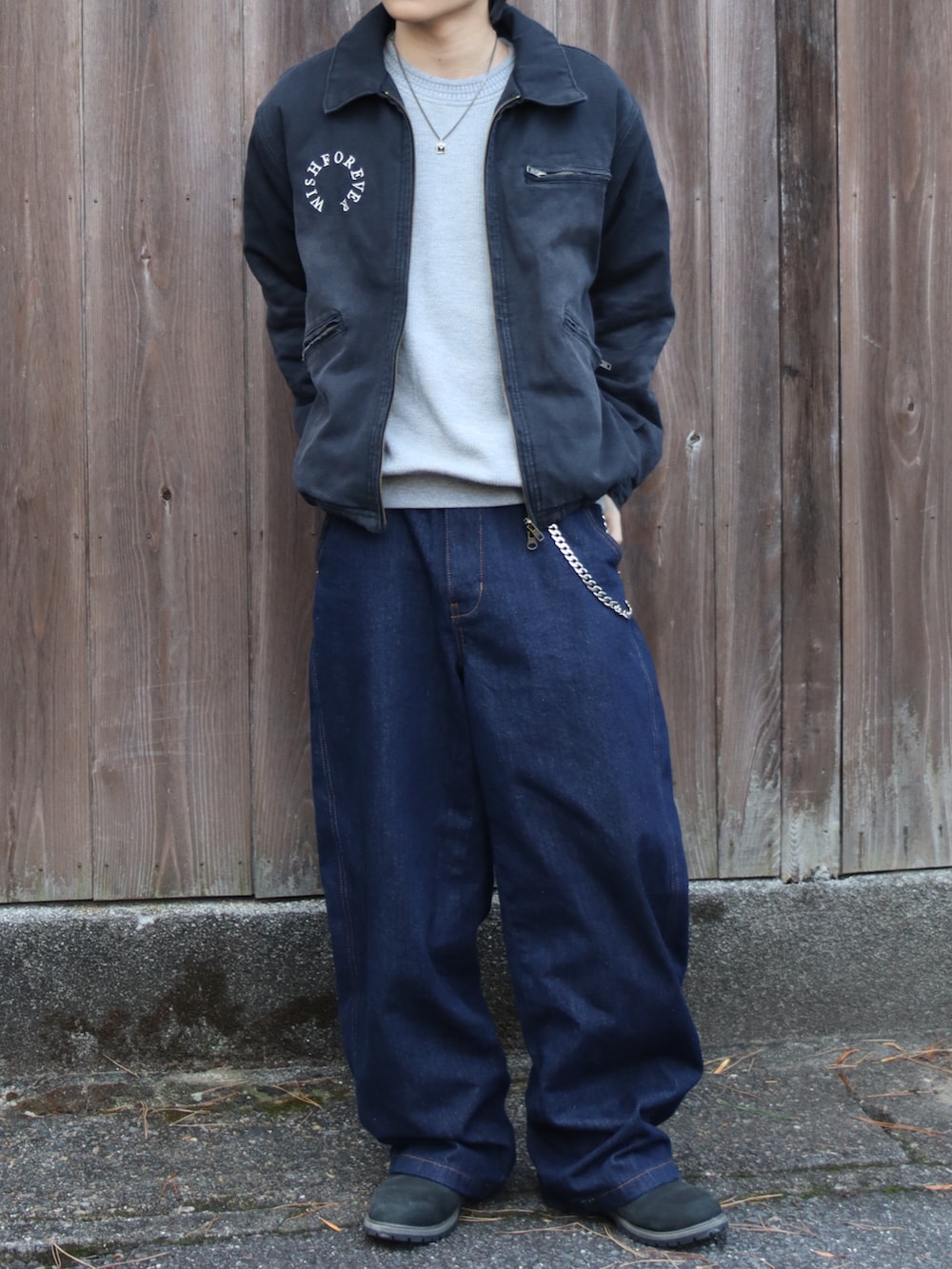 ブラック系のブーツ、ブラック系のブルゾン、グレー系のトップスを着用したメンズの秋コーディネートの4枚目の写真