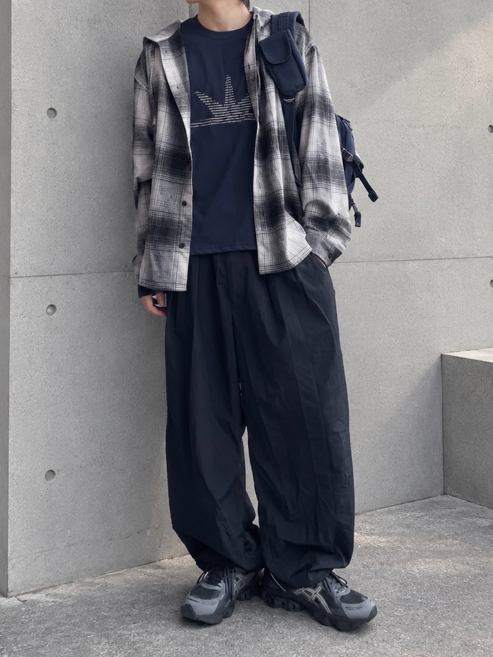 ブルー系のTシャツ/カットソー、グレー系のスニーカー、ブラック系のシャツ/ブラウスを着用したメンズの秋コーディネートの3枚目の写真