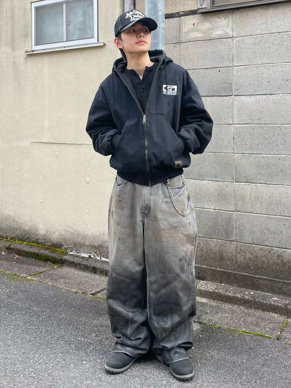 その他のデニムパンツ、ブラック系のTシャツ/カットソー、ブラック系のブーツを着用したメンズの冬コーディネートの2枚目の写真