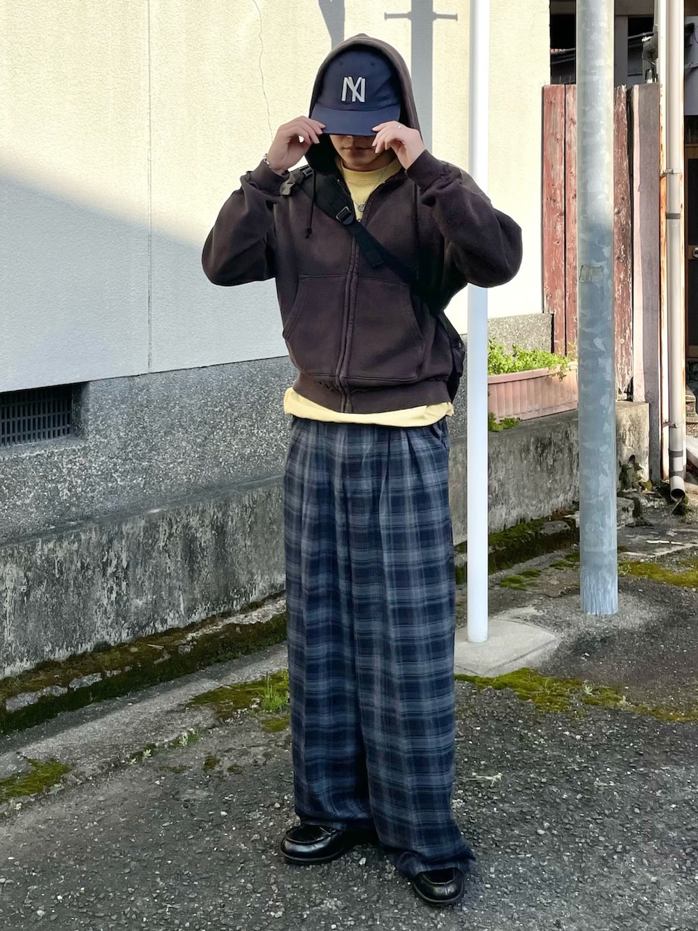 ブルー系のスラックス、イエロー系のTシャツ/カットソー、ブラック系のローファーを着用したメンズの春コーディネートの2枚目の写真