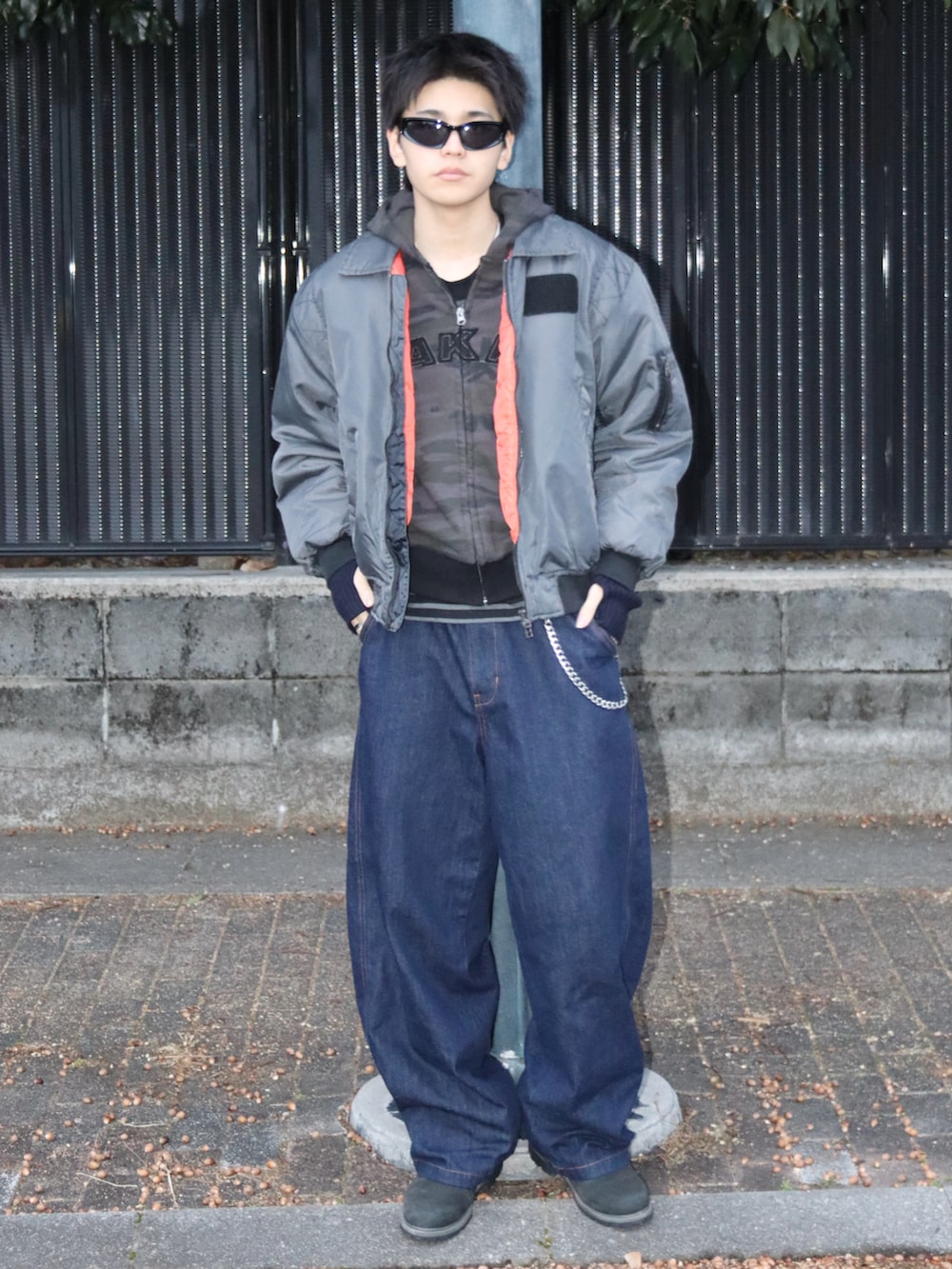 その他のMA-1、ブラック系のブーツ、その他のデニムパンツを着用したメンズの冬コーディネートの2枚目の写真