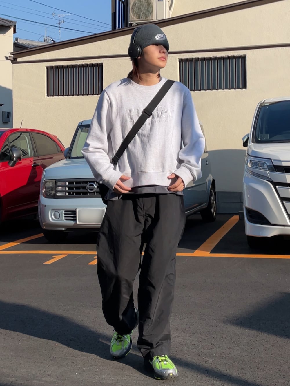 グリーン系のスニーカーを着用したメンズの春コーディネートの3枚目の写真