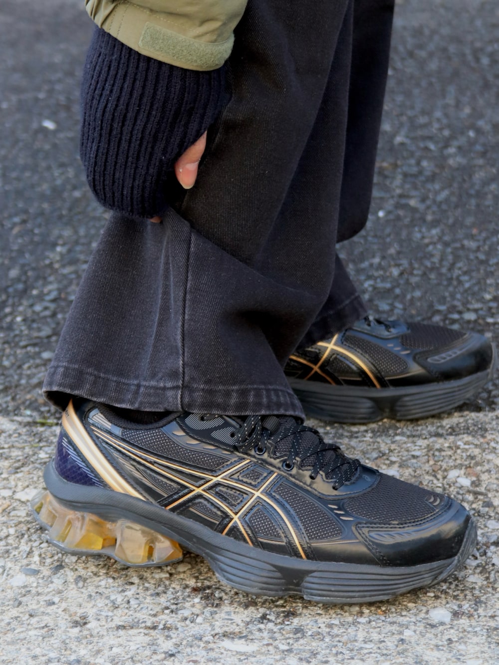 その他のTシャツ/カットソー、グリーン系のナイロンジャケット、ブラック系のスニーカーを着用したメンズの冬コーディネートの5枚目の写真