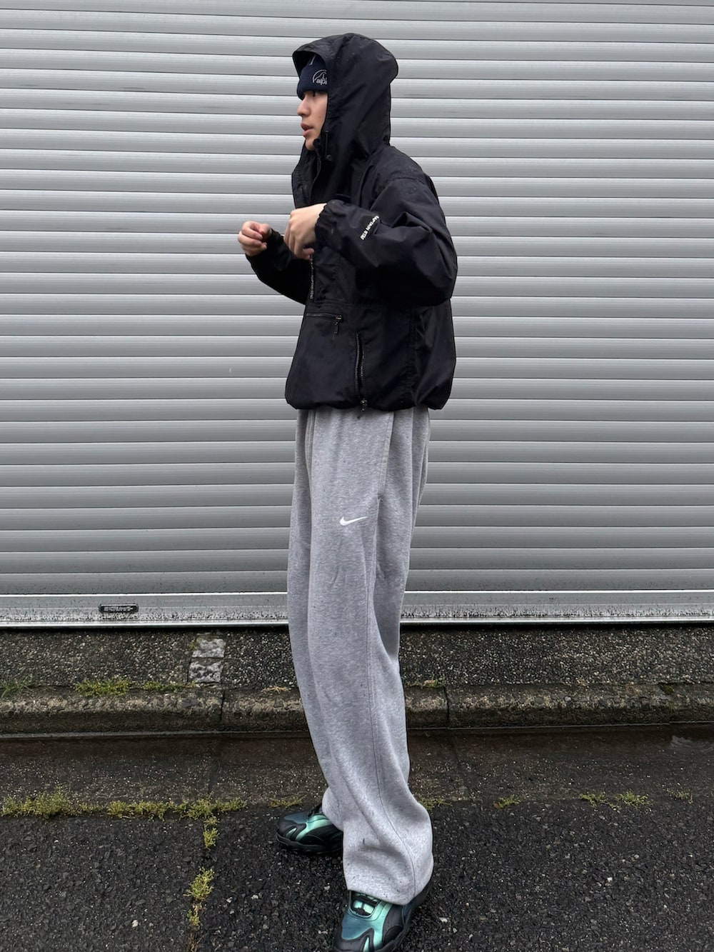 「雨の日コーデ、テック系、アウトドアスタイル、シティーボーイ、古着MIX、アノラックパーカー、ビーニー、スウェットパンツ、スニーカー、PUMA、黒Tシャツ、レイヤードスタイル、モノトーン、お出かけコーデ、スポーツミックス」｜「Lowe alpineのLOWE ALPINE/ロウアルパイン 別注 LOWE ALPINE LOGO BEANIE/ロゴ ビーニー ニットキャップ（ニットキャップ/ビーニー、ブルー系）」を使った、''r_e_n"さん（メンズ・167cm）の夏コーディネートの2枚目の写真