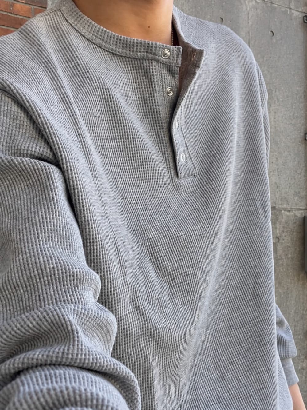 その他のカーゴパンツ、グレー系のTシャツ/カットソー、ブラック系のブーツを着用したメンズの秋コーディネートの4枚目の写真