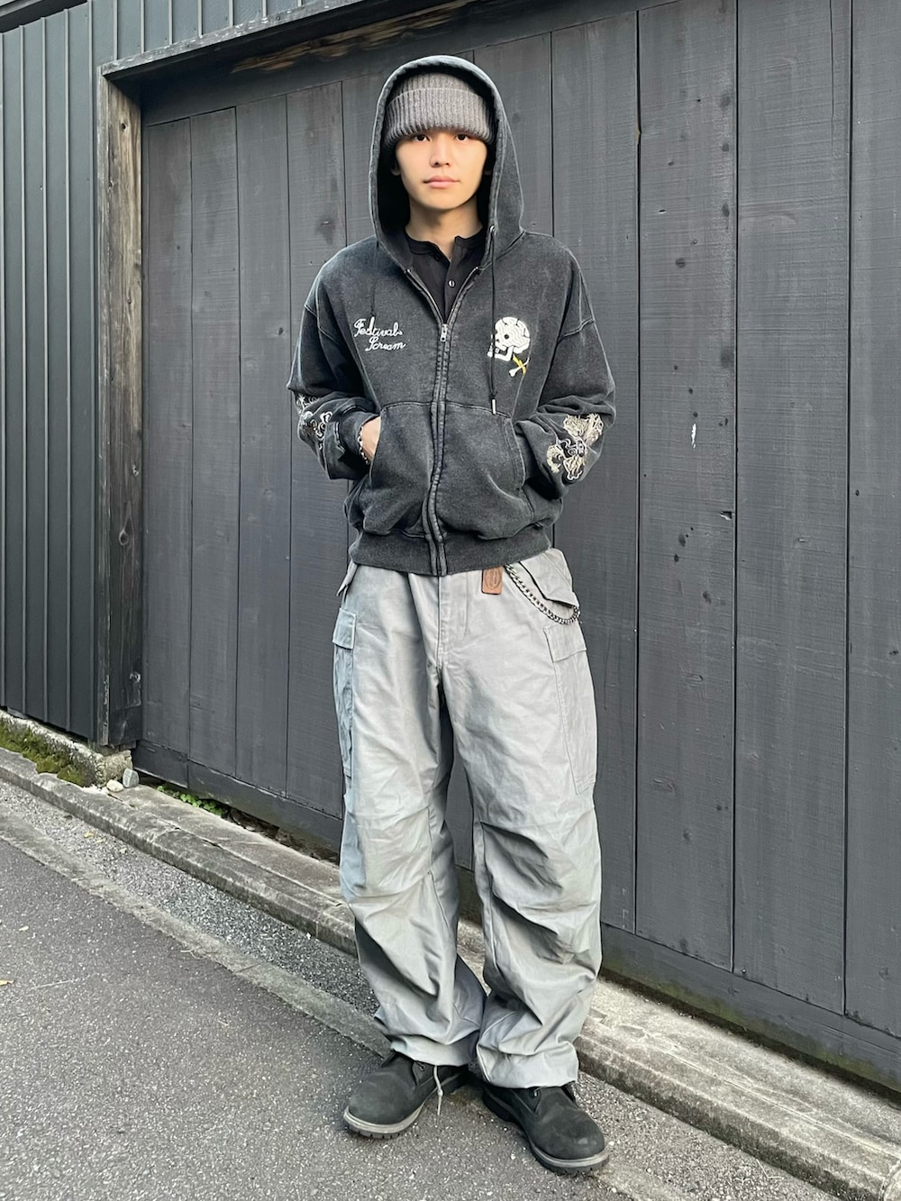 ブラック系のTシャツ/カットソー、ブラック系のブーツ、グレー系のカーゴパンツを着用したメンズの秋コーディネートの2枚目の写真