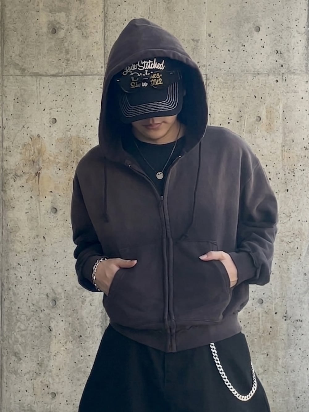 ブラウン系のパーカー、その他のその他パンツ、ブラウン系のブーツを着用したメンズの春コーディネートの3枚目の写真