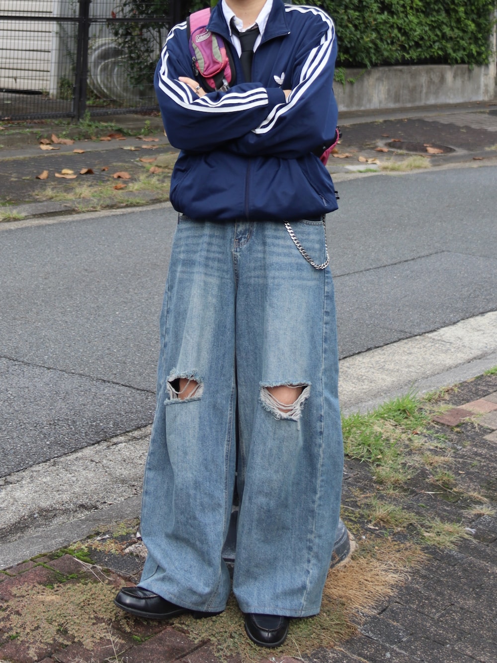 ブルー系のデニムパンツ、ブラック系のローファー、ブルー系のジャージを着用したメンズの秋コーディネートの3枚目の写真