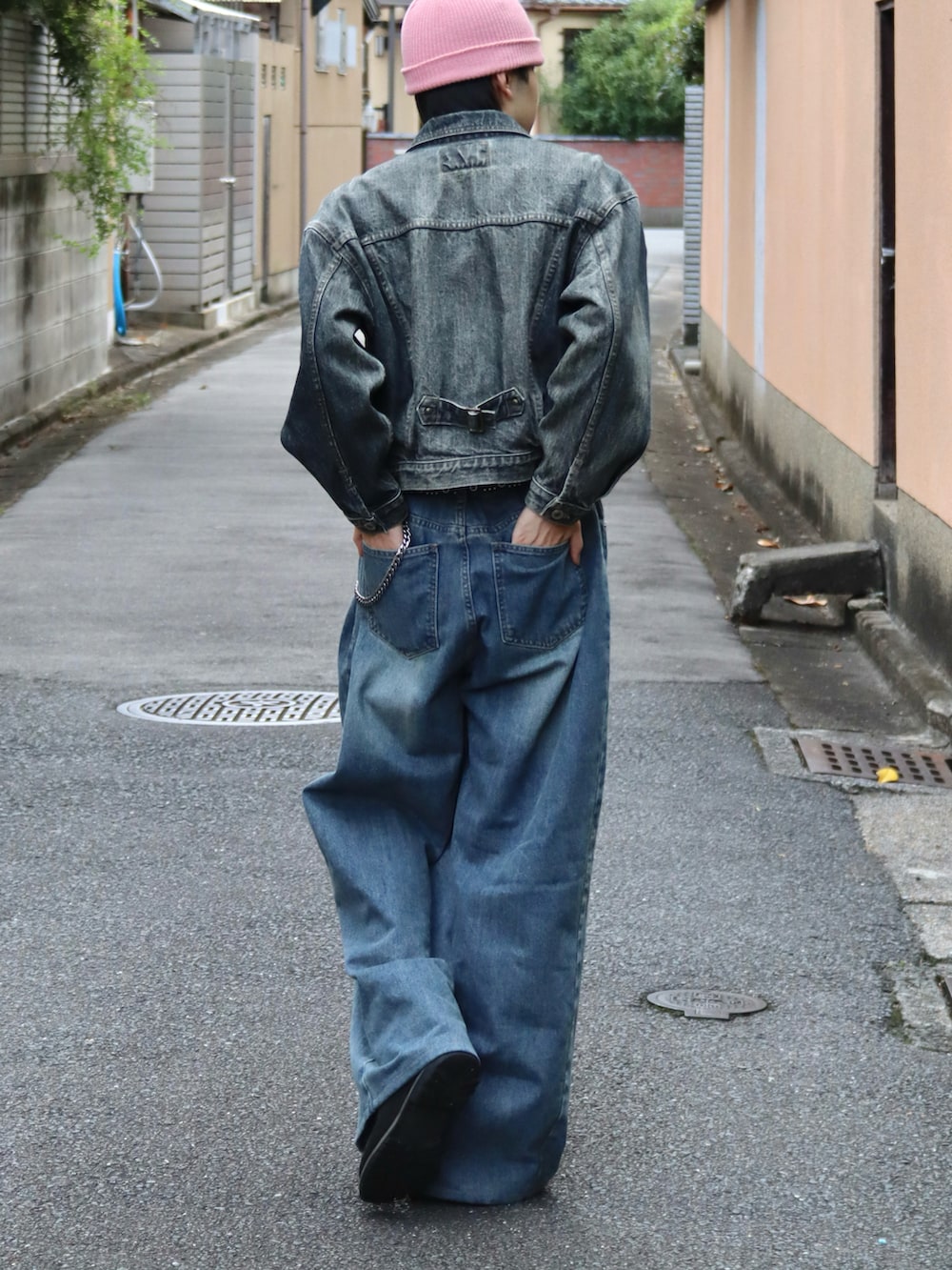 ブルー系のデニムパンツ、ピンク系のシャツ/ブラウス、ブラック系のデニムジャケットを着用したメンズの秋コーディネートの2枚目の写真