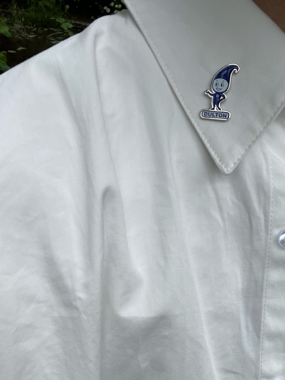 ホワイト系のシャツ/ブラウス、ブルー系のデニムパンツ、ブラック系のローファーを着用したメンズの夏コーディネートの5枚目の写真