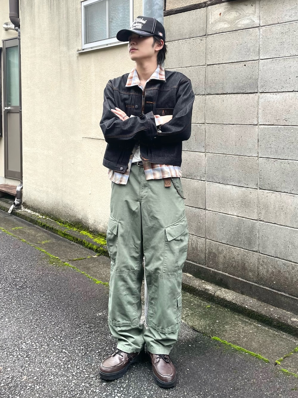 ホワイト系のタンクトップ、ブルー系のシャツ/ブラウス、ブラック系のデニムジャケットを着用したメンズの秋コーディネートの2枚目の写真