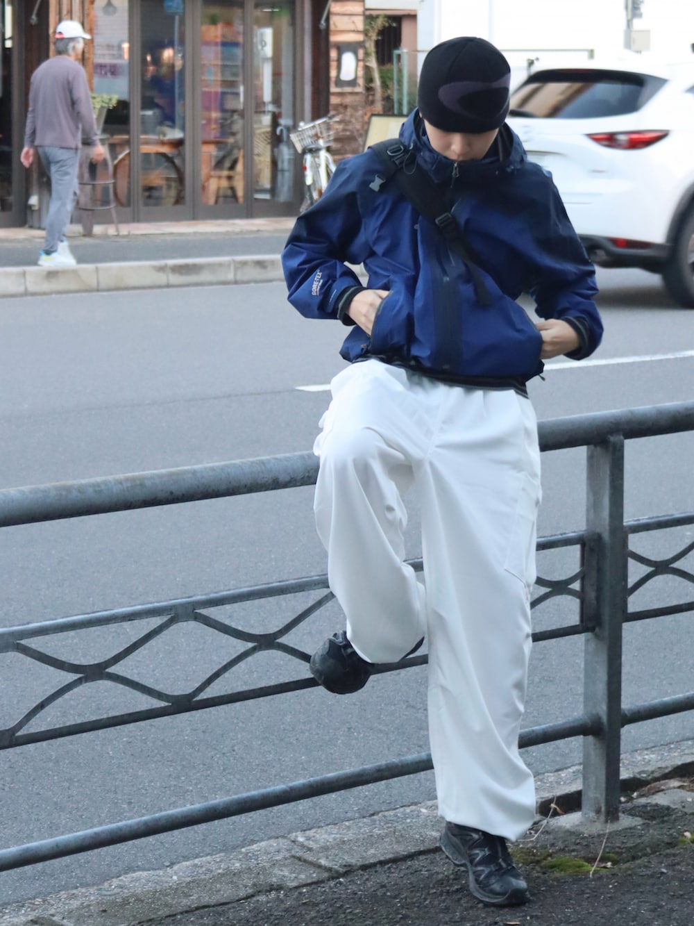 その他のTシャツ/カットソー、ブラック系のスニーカー、ブルー系のマウンテンパーカーを着用したメンズの秋コーディネートの3枚目の写真