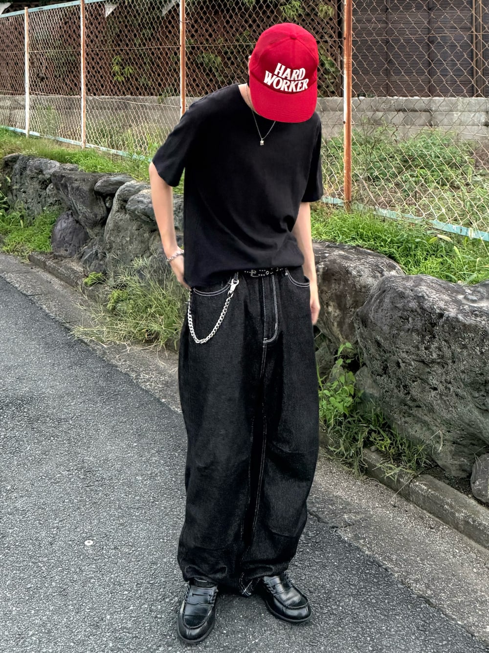 ブラック系のTシャツ/カットソー、ブラック系のデニムパンツ、ブラック系のローファーを着用したメンズの秋コーディネートの3枚目の写真