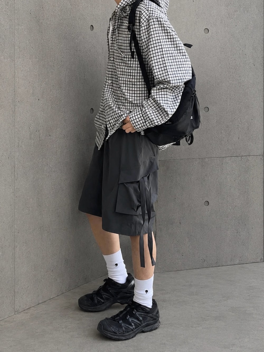 ホワイト系のシャツ/ブラウス、グレー系のその他パンツ、その他のメッセンジャーバッグを着用したメンズの春コーディネートの3枚目の写真