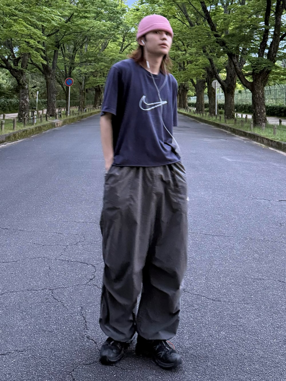 グレー系のカーゴパンツ、ブラック系のスニーカー、ブルー系のTシャツ/カットソーを着用したメンズの夏コーディネートの2枚目の写真