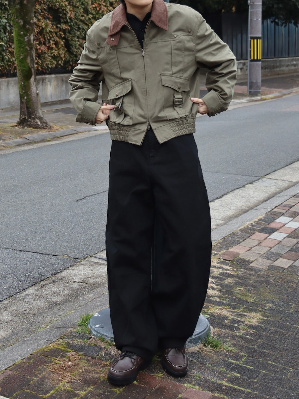 ブラック系のTシャツ/カットソー、その他のミリタリージャケット、その他のその他パンツを着用したメンズの冬コーディネートの3枚目の写真