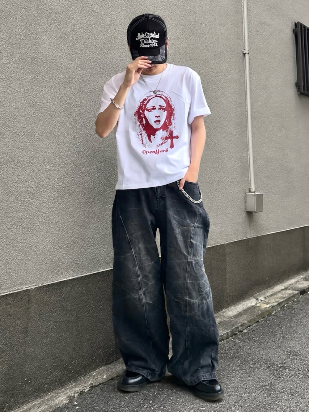 グレー系のデニムパンツ、ブラック系のローファー、ホワイト系のTシャツ/カットソーを着用したメンズの夏コーディネートの2枚目の写真