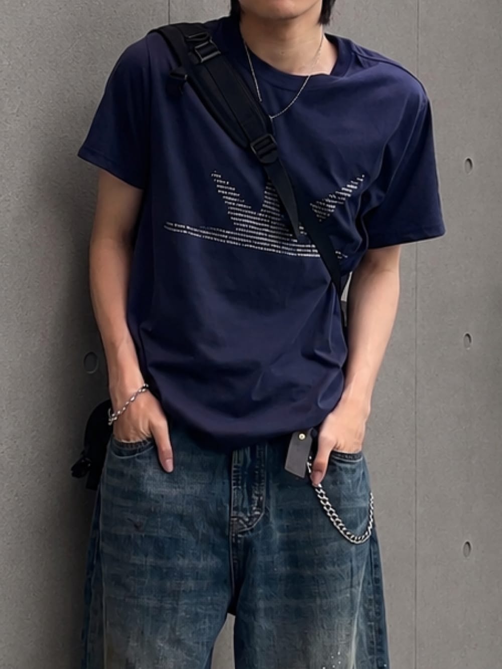 その他のメッセンジャーバッグ、ブルー系のTシャツ/カットソー、グレー系のスニーカーを着用したメンズの夏コーディネートの4枚目の写真