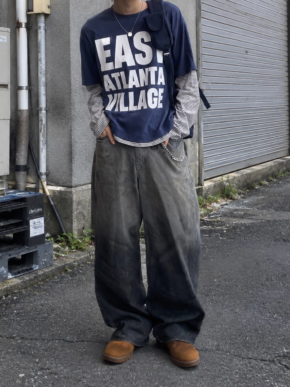 ブルー系のTシャツ/カットソー、その他のデニムパンツ、ブルー系のショルダーバッグを着用したメンズの秋コーディネートの4枚目の写真