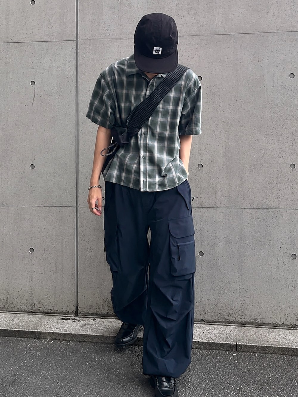グリーン系のシャツ/ブラウス、ブルー系のカーゴパンツ、ブラック系のショルダーバッグを着用したメンズの夏コーディネートの3枚目の写真