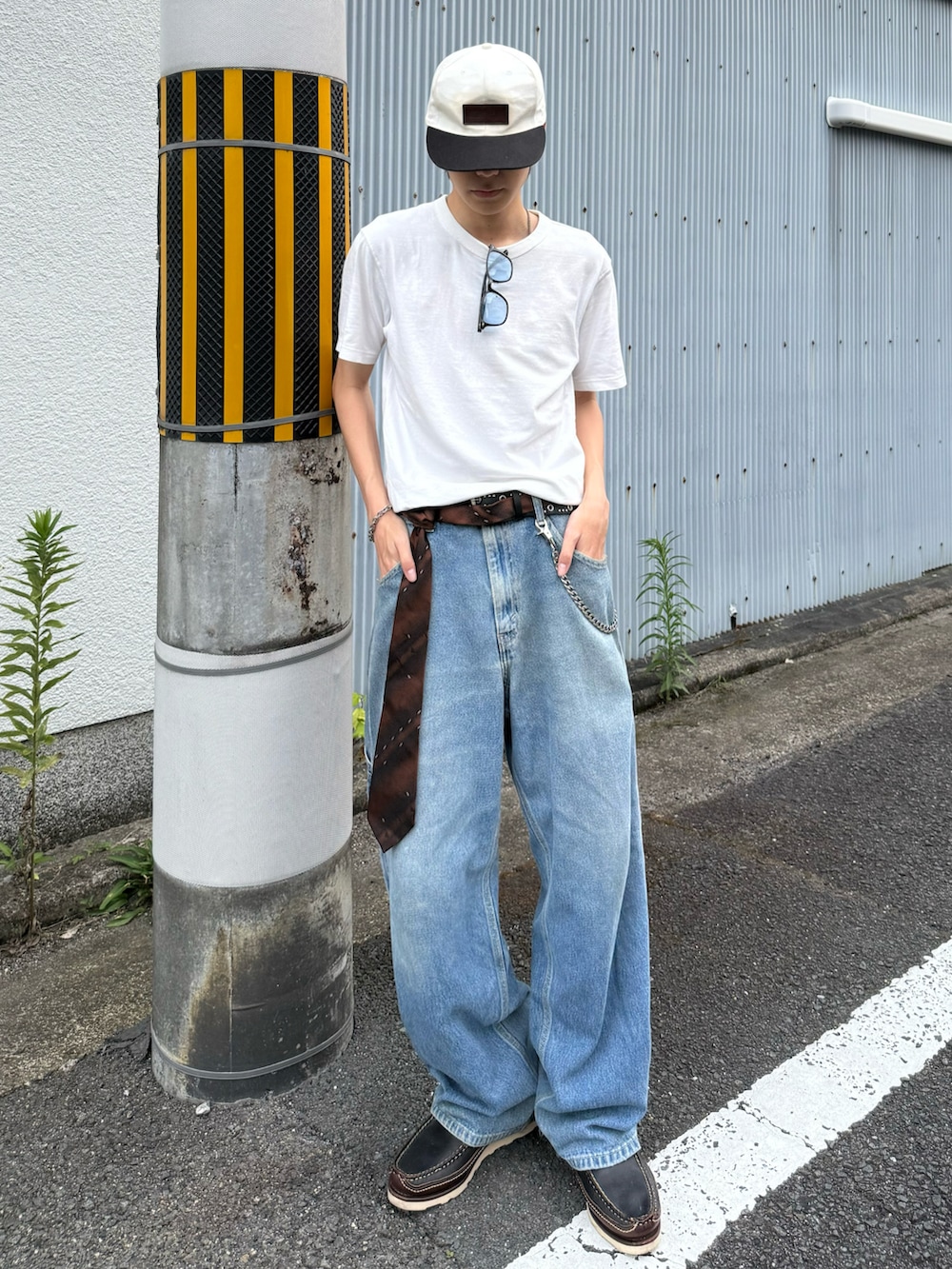 ホワイト系のTシャツ/カットソー、ブルー系のデニムパンツ、ブラウン系のネクタイを着用したメンズの夏コーディネートの2枚目の写真