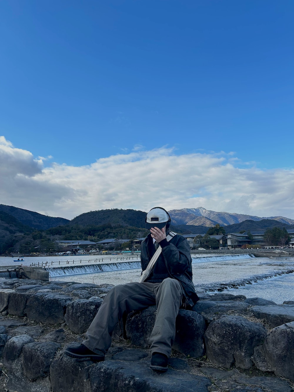 グレー系のパンツ、ブラック系のブーツを着用したメンズの冬コーディネートの2枚目の写真