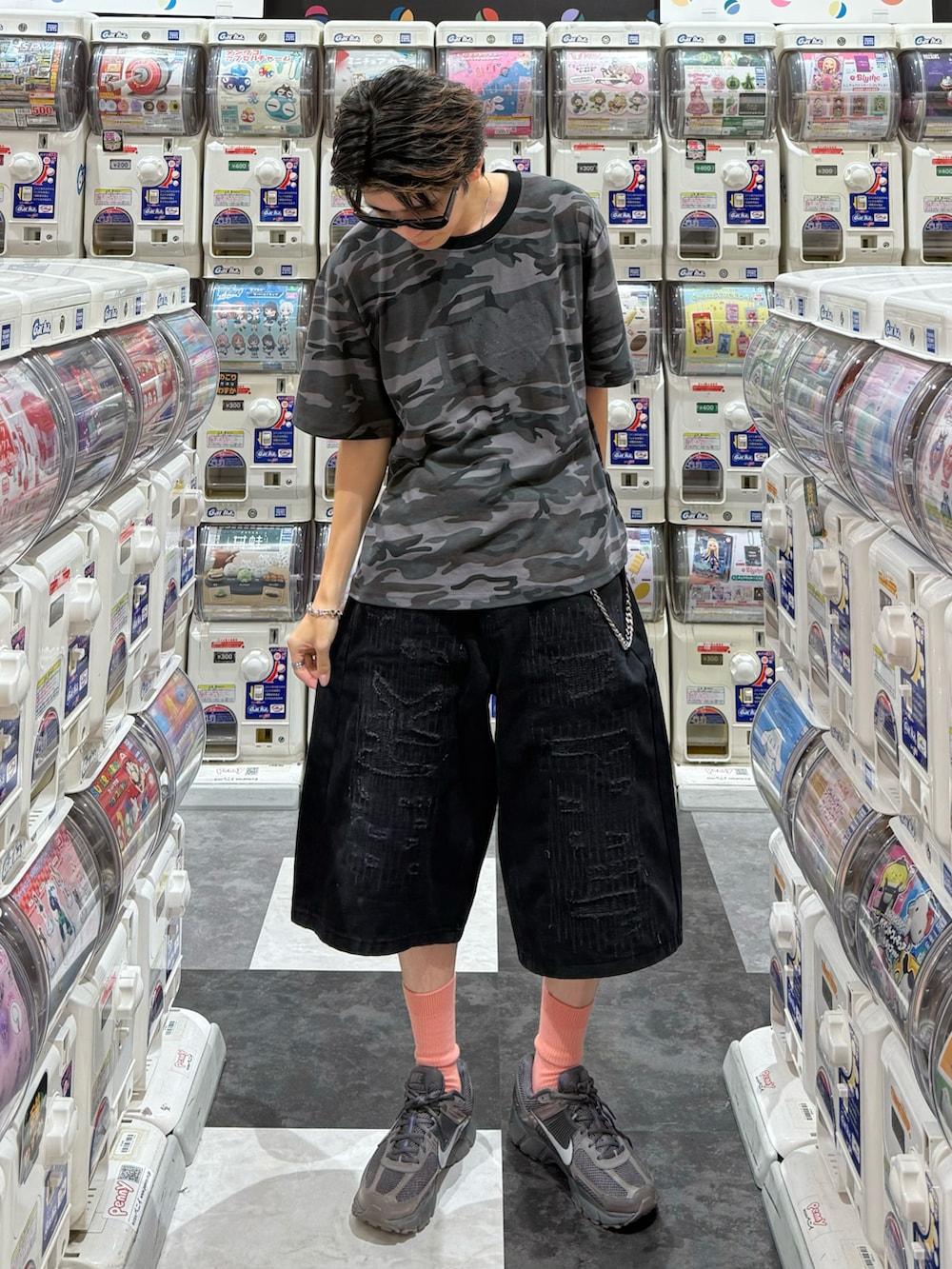 グレー系のスニーカー、グレー系のTシャツ/カットソー、ブラック系のデニムパンツを着用したメンズの夏コーディネートの2枚目の写真