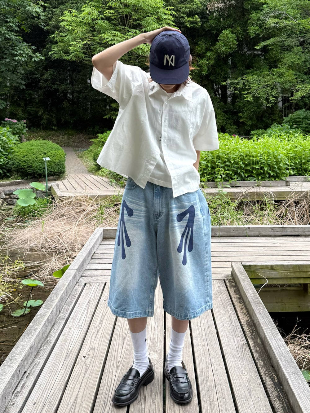 ホワイト系のシャツ/ブラウス、ブルー系のデニムパンツ、ブラック系のローファーを着用したメンズの夏コーディネートの2枚目の写真