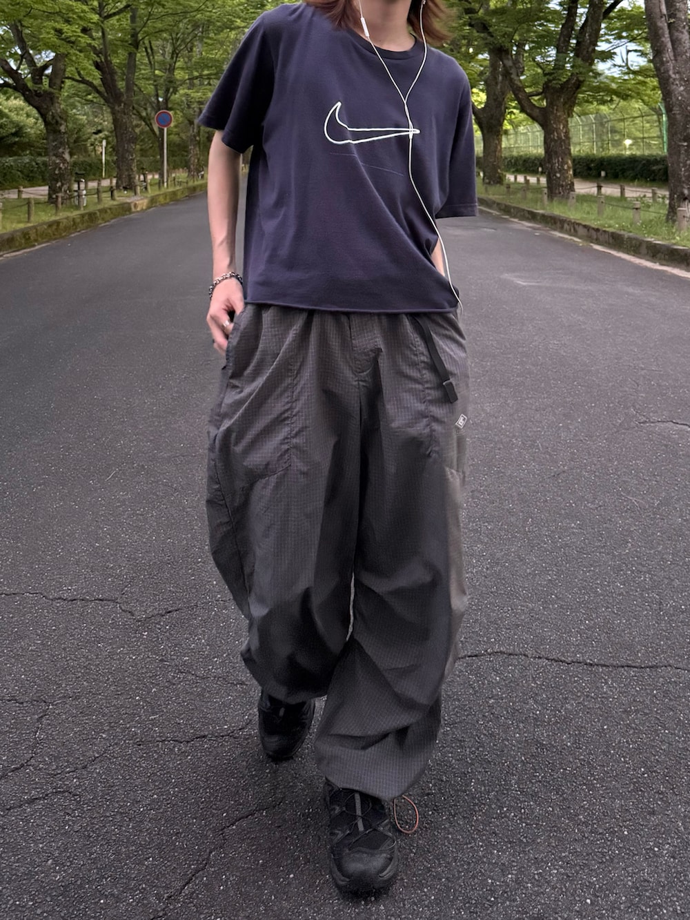 ブルー系のTシャツ/カットソー、グレー系のカーゴパンツ、ブラック系のスニーカーを着用したメンズの夏コーディネートの3枚目の写真