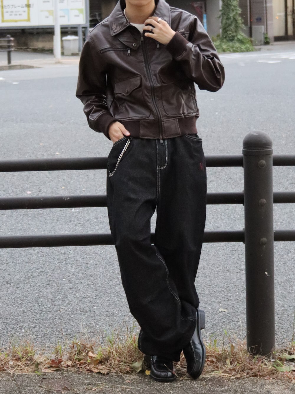 ブラック系のデニムパンツ、ホワイト系のTシャツ/カットソー、その他のライダースジャケットを着用したメンズの春コーディネートの2枚目の写真