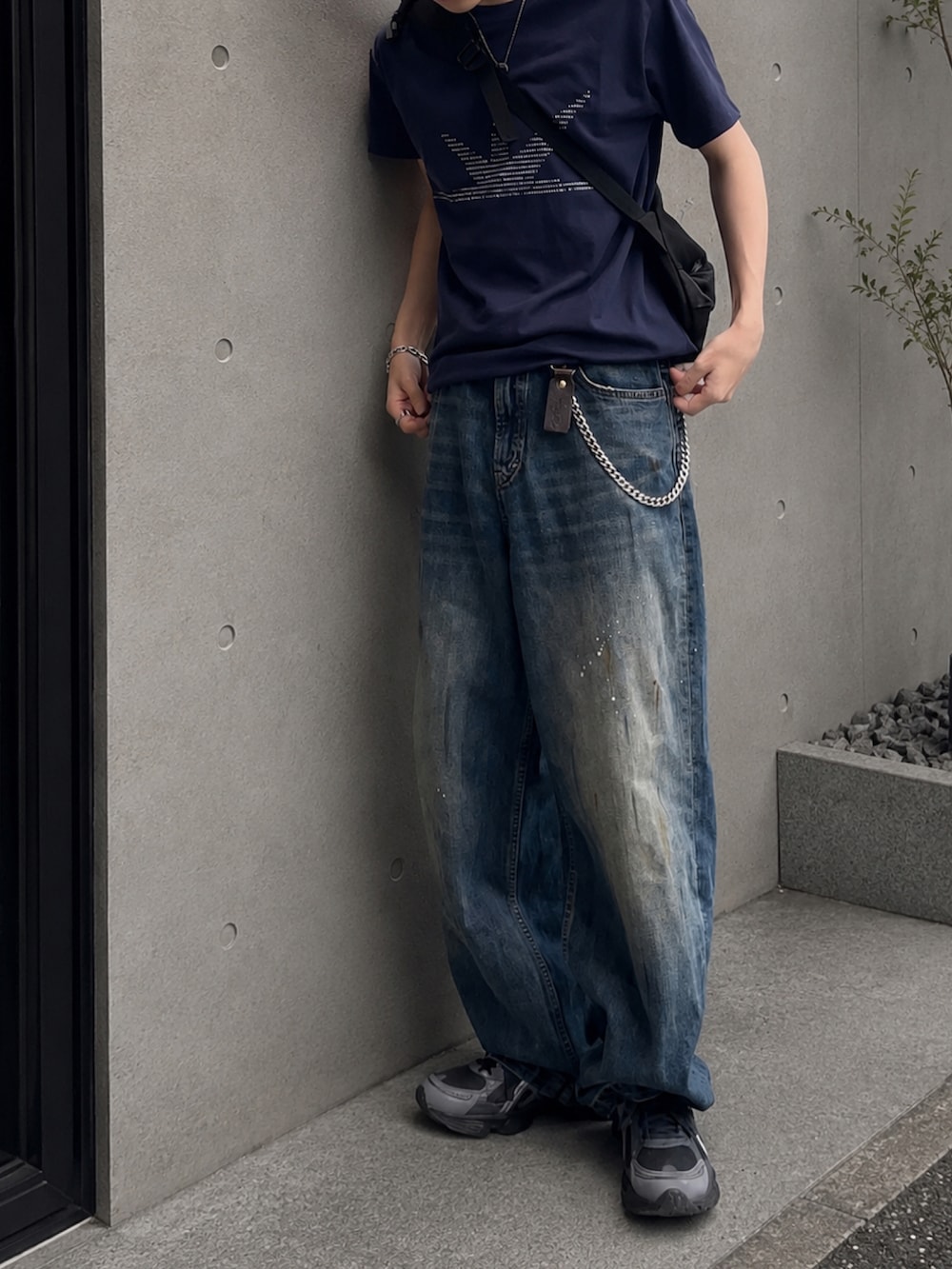 その他のメッセンジャーバッグ、ブルー系のTシャツ/カットソー、グレー系のスニーカーを着用したメンズの夏コーディネートの3枚目の写真