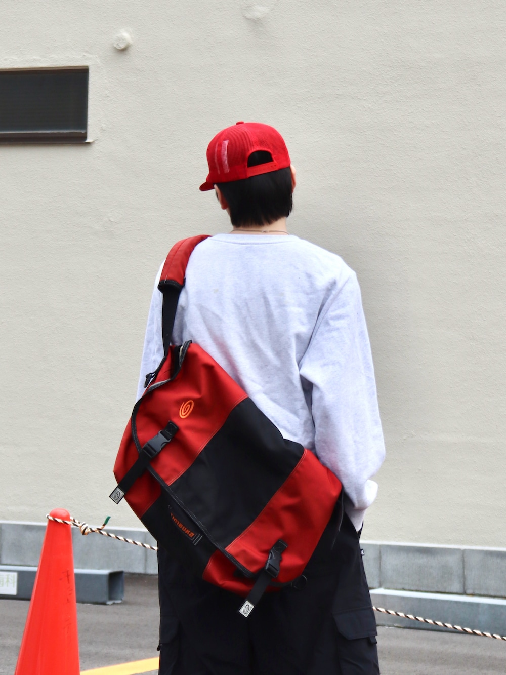 ブラック系のカーゴパンツ、ブラック系のローファー、グレー系のスウェットを着用したメンズの秋コーディネートの3枚目の写真