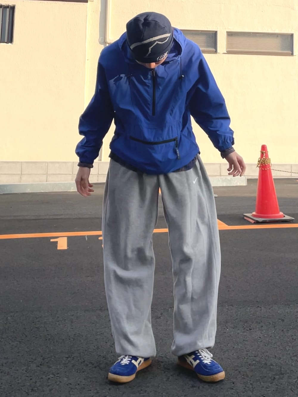 ブルー系のニットキャップ/ビーニーを着用したメンズの春コーディネートの3枚目の写真