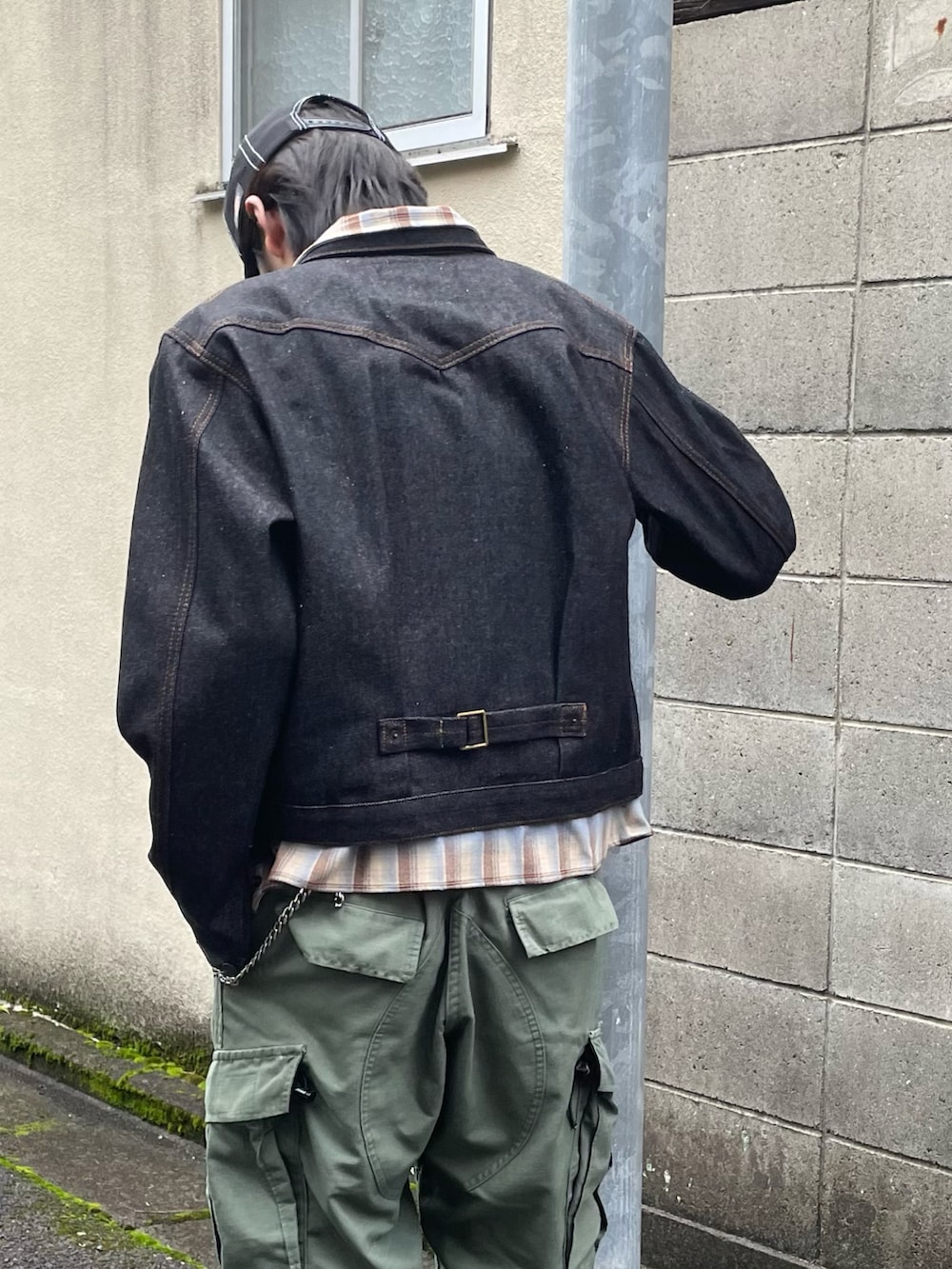 ホワイト系のタンクトップ、ブルー系のシャツ/ブラウス、ブラック系のデニムジャケットを着用したメンズの秋コーディネートの4枚目の写真