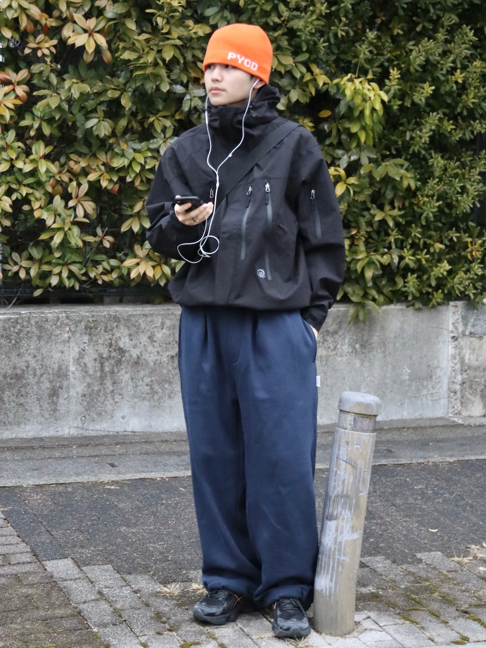 ブルー系のスウェットパンツ、その他のナイロンジャケット、グレー系のショルダーバッグを着用したメンズの冬コーディネートの2枚目の写真