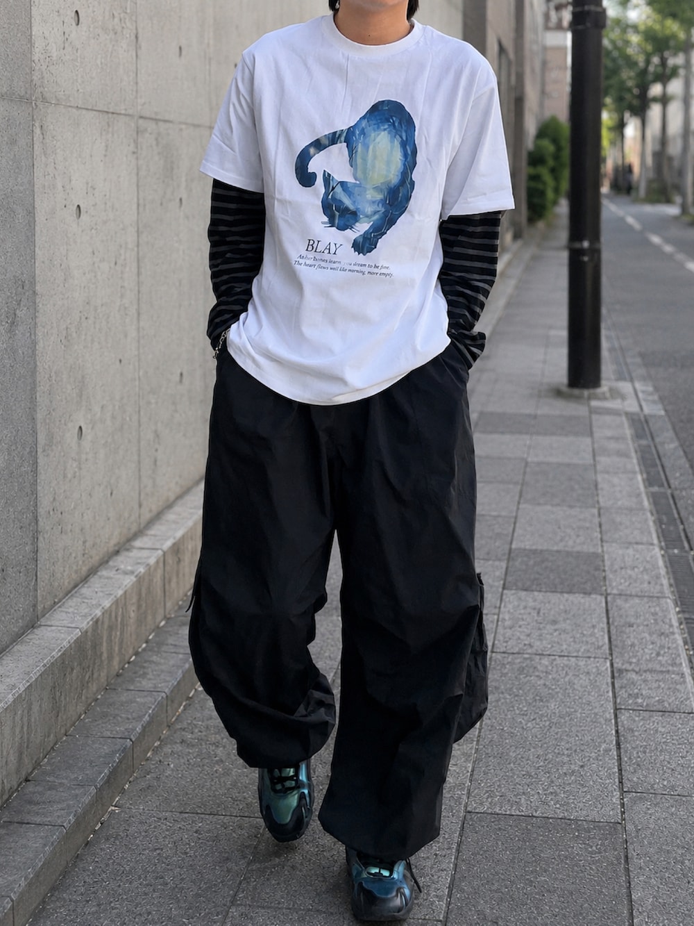 ホワイト系のTシャツ/カットソー、ブラック系のその他パンツ、その他のTシャツ/カットソーを着用したメンズの春コーディネートの3枚目の写真