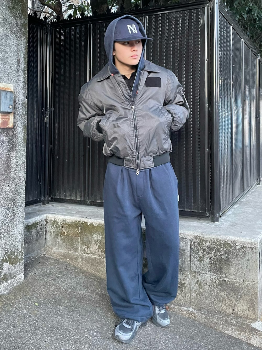 ブルー系のスウェットパンツ、その他のブルゾン、ブルー系のパーカーを着用したメンズの冬コーディネートの2枚目の写真