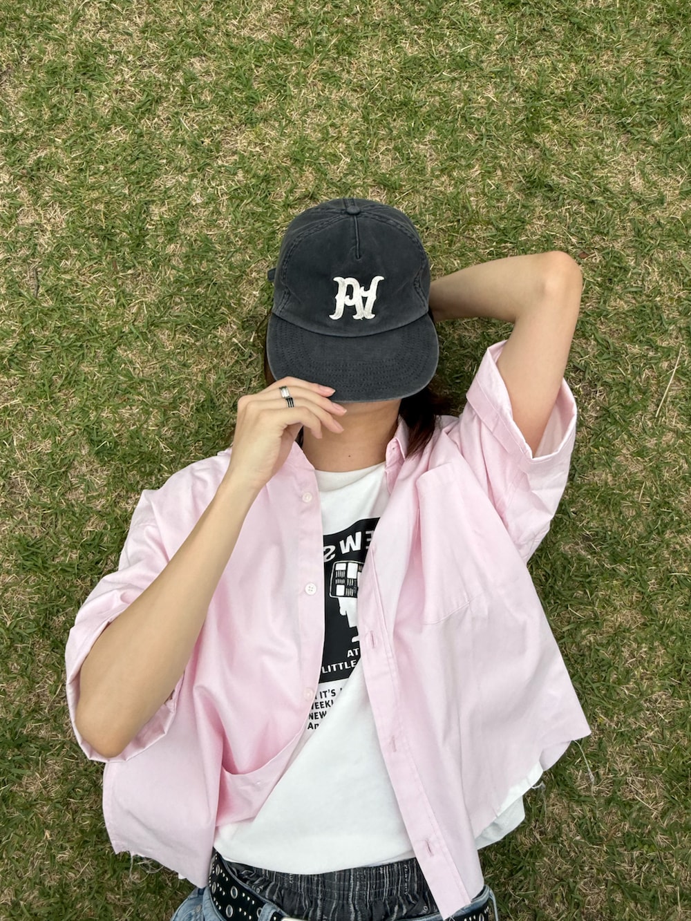 ピンク系のシャツ/ブラウス、ホワイト系のTシャツ/カットソー、ブルー系のデニムパンツを着用したメンズの夏コーディネートの4枚目の写真