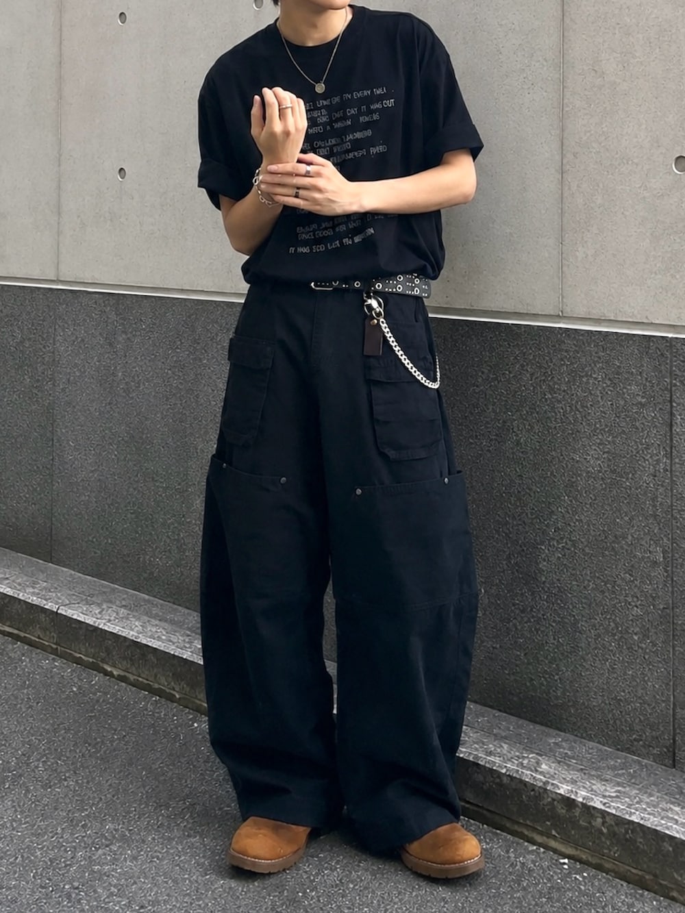 その他のTシャツ/カットソー、グリーン系のカーゴパンツ、ブラウン系のブーツを着用したメンズの秋コーディネートの4枚目の写真
