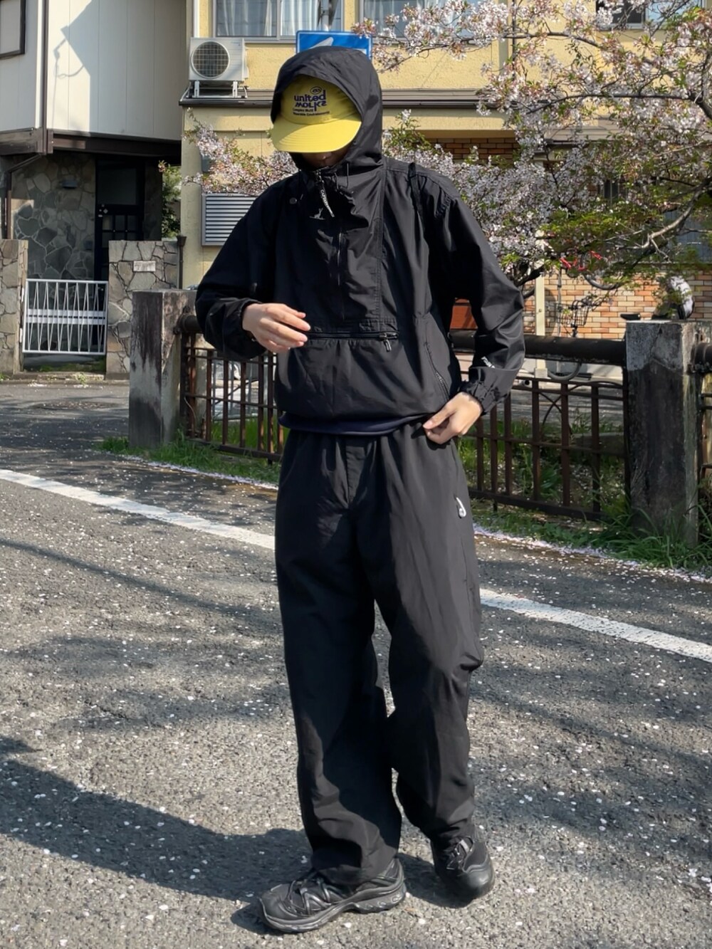 ブラック系のスニーカー、ブラック系のマウンテンパーカーを着用したメンズの春コーディネートの4枚目の写真