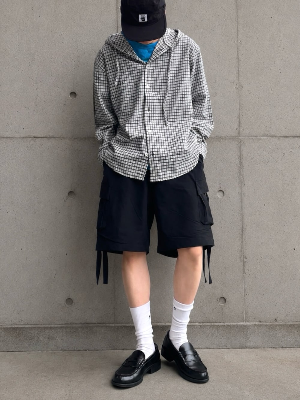 ホワイト系のシャツ/ブラウス、ブラック系のその他パンツ、ブラック系のローファーを着用したメンズの夏コーディネートの2枚目の写真