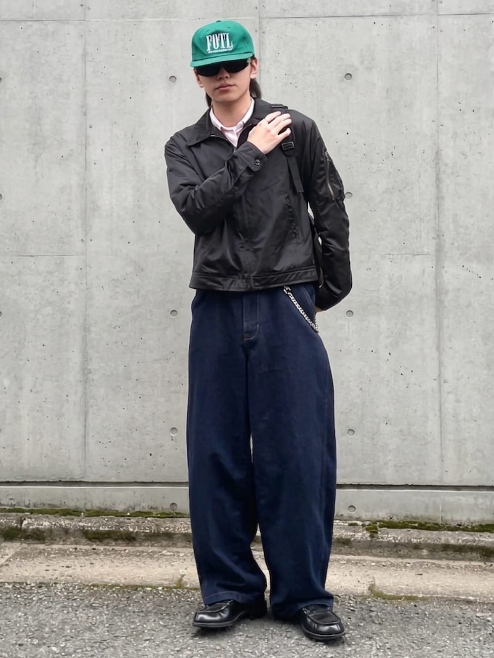 ブラック系のミリタリージャケット、その他のデニムパンツ、ブラック系のローファーを着用したメンズの春コーディネートの3枚目の写真