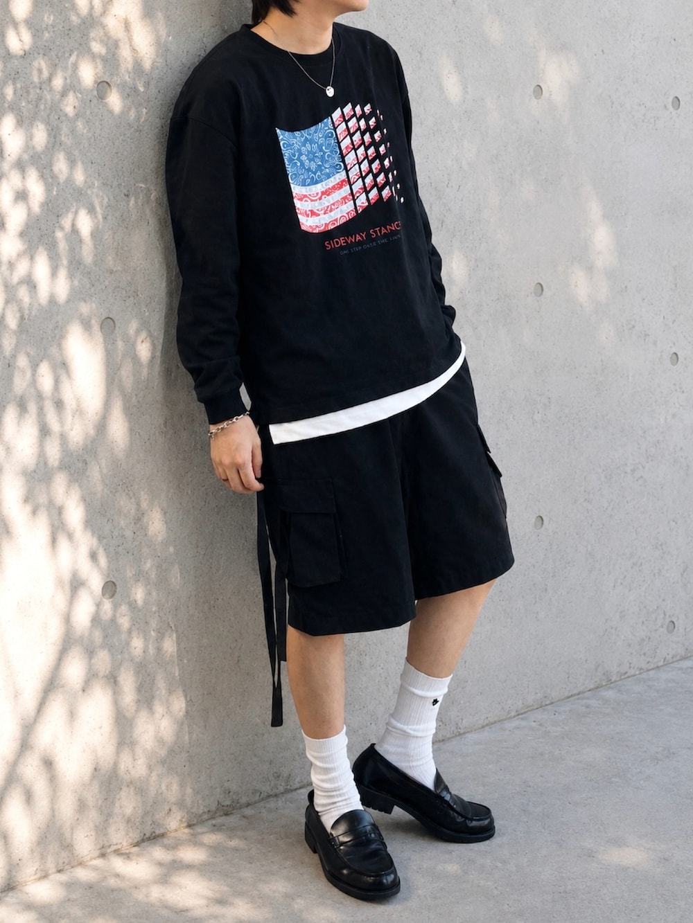 ホワイト系のタンクトップ、ブラック系のTシャツ/カットソー、ブラック系のその他パンツを着用したメンズの春コーディネートの3枚目の写真
