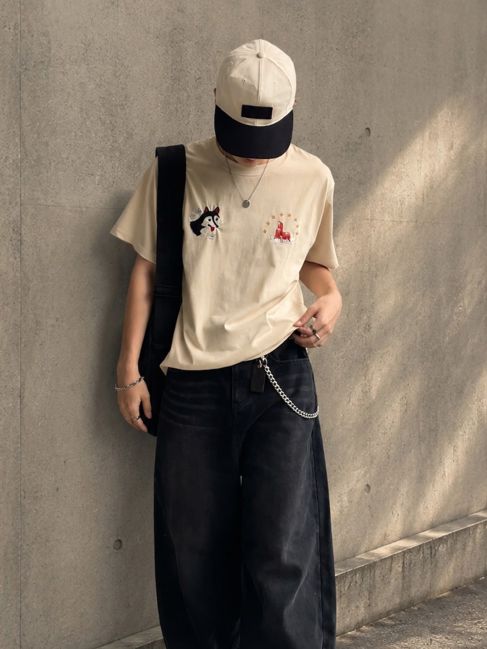 ベージュ系のTシャツ/カットソー、ブラック系のショルダーバッグ、ブラック系のローファーを着用したメンズの夏コーディネートの2枚目の写真