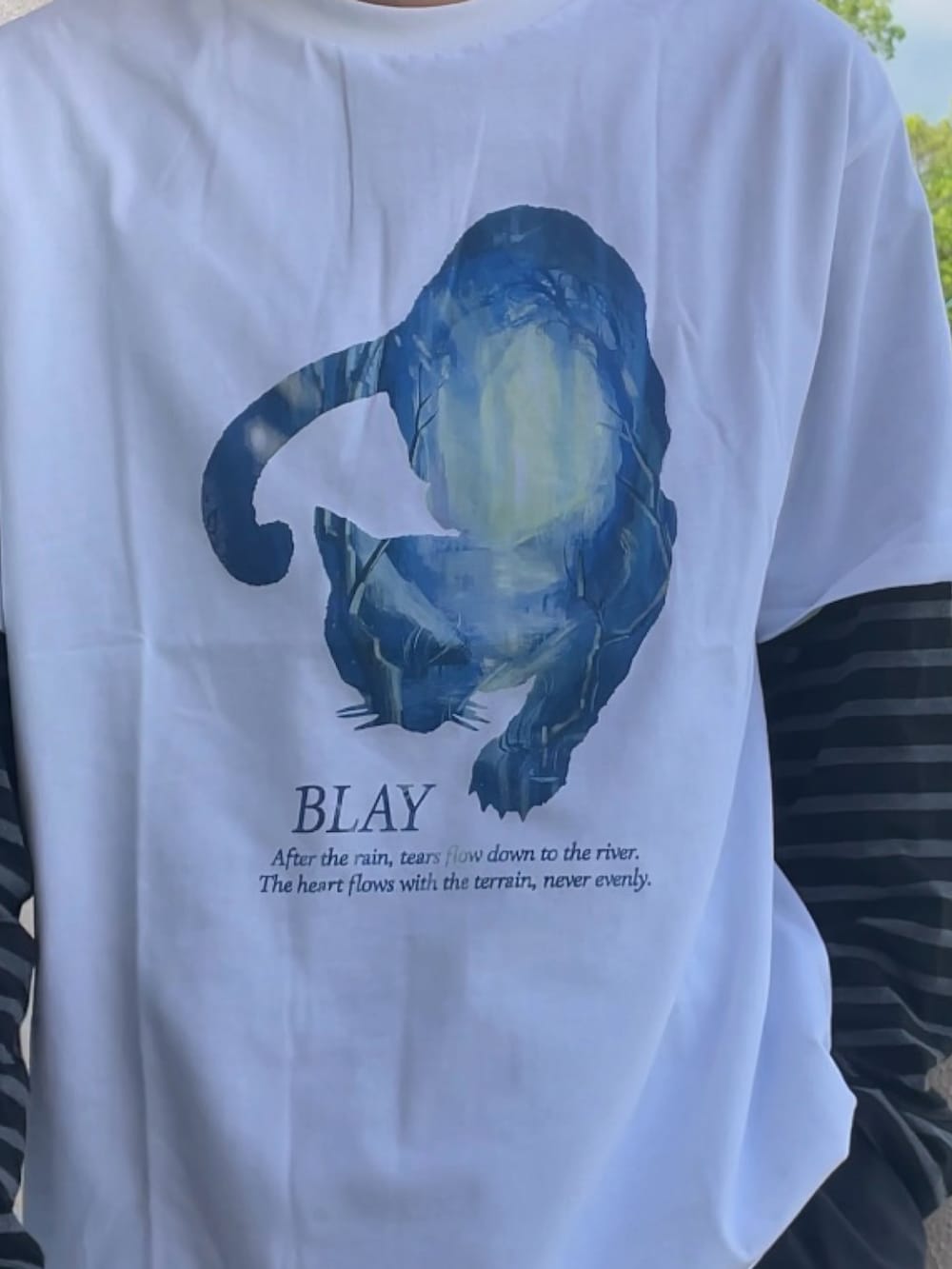 ホワイト系のTシャツ/カットソー、ブラック系のその他パンツ、その他のTシャツ/カットソーを着用したメンズの春コーディネートの4枚目の写真